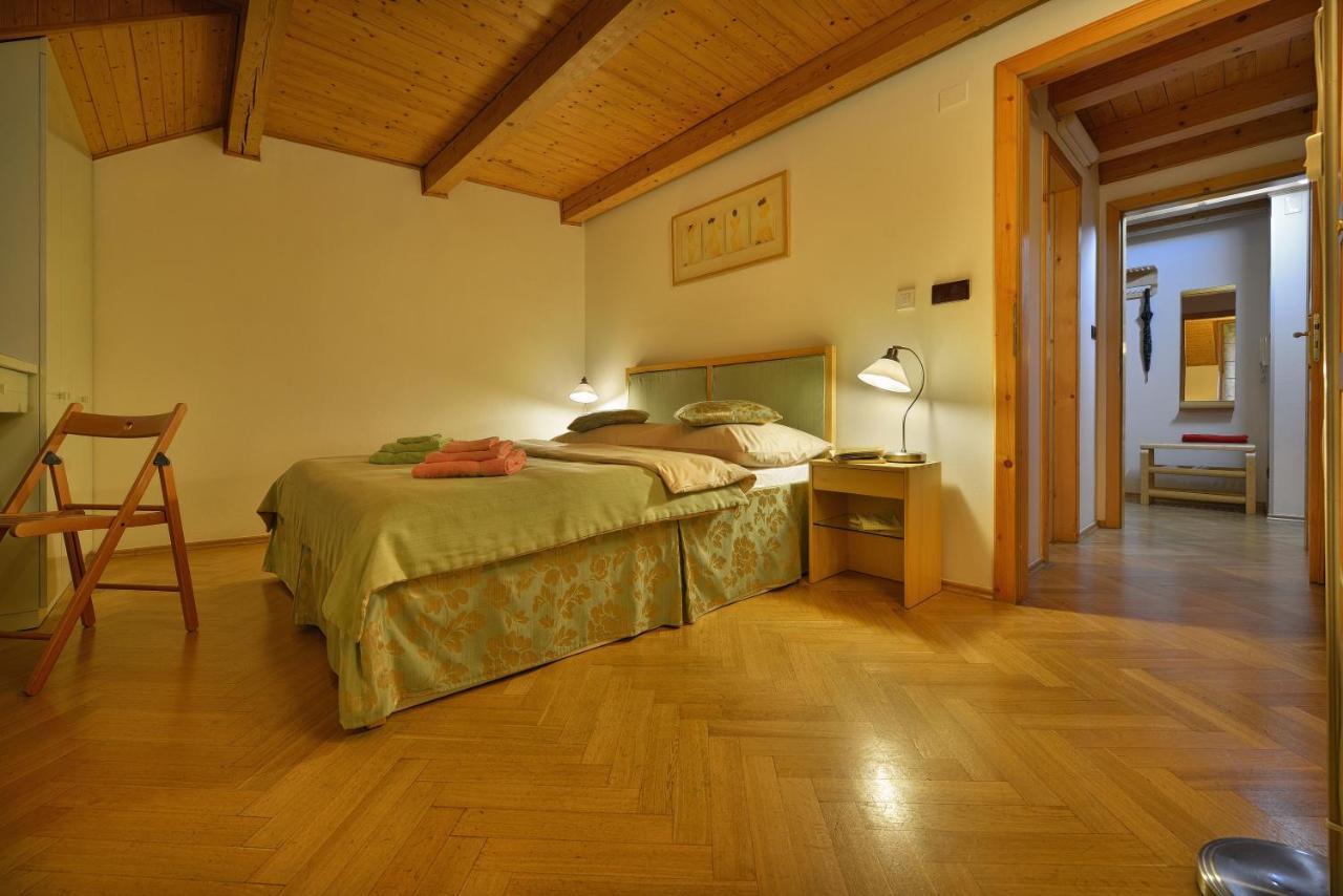 Old Town Apartments Tyn Прага Екстериор снимка
